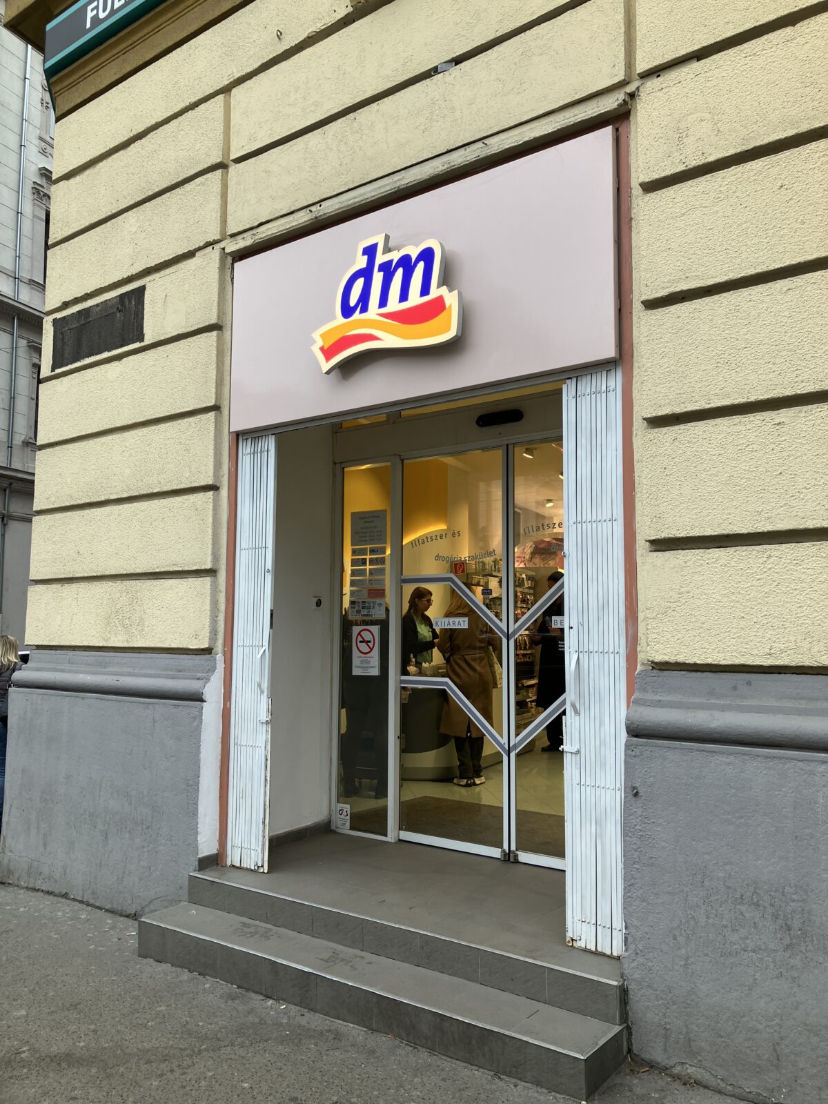 ブタペスト スーパー入口