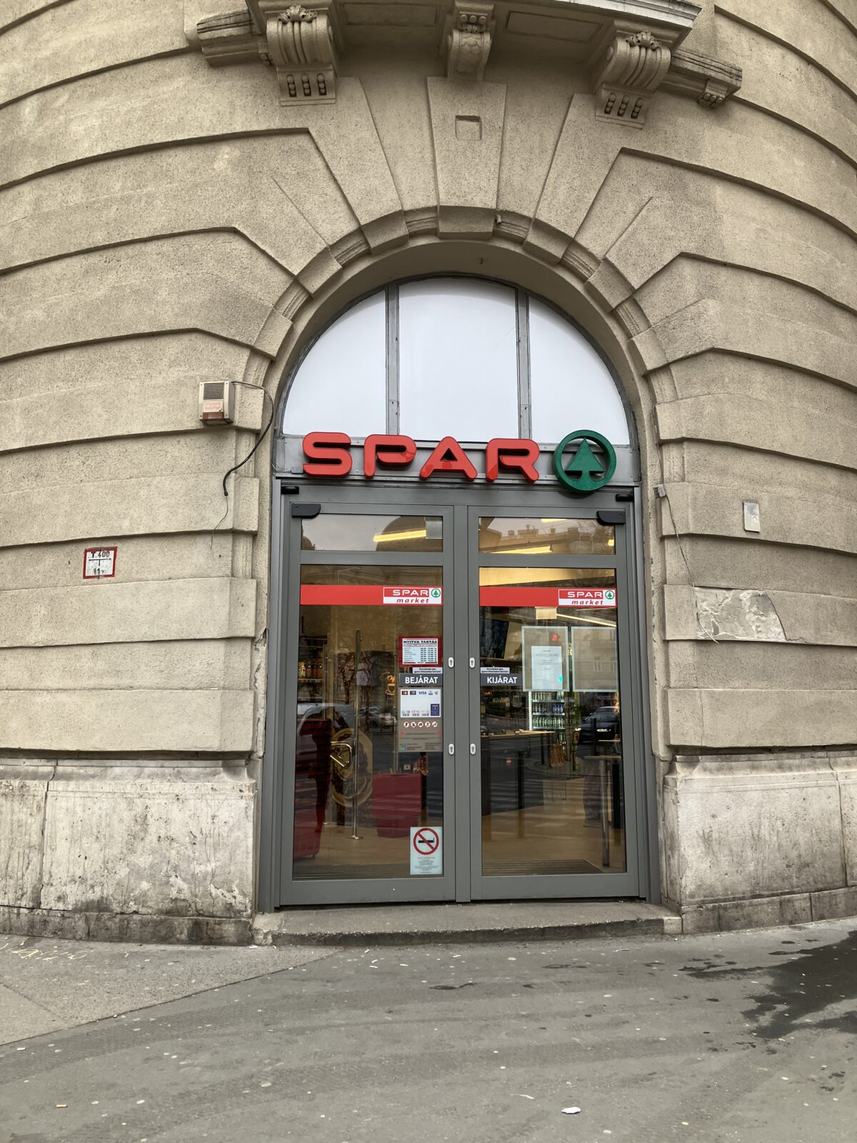 ブタペスト スーパー 入口