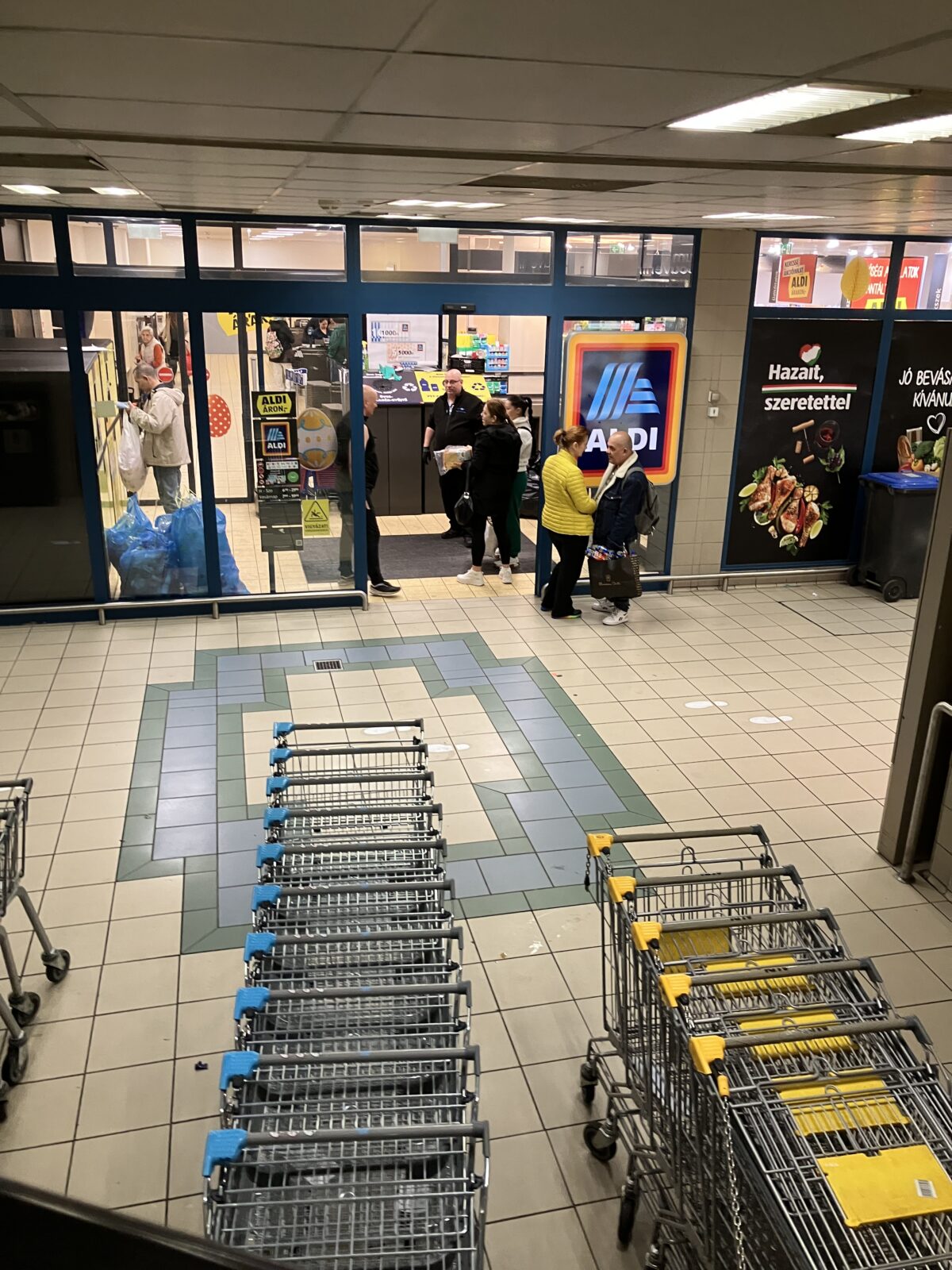 ブタペスト スーパー入口