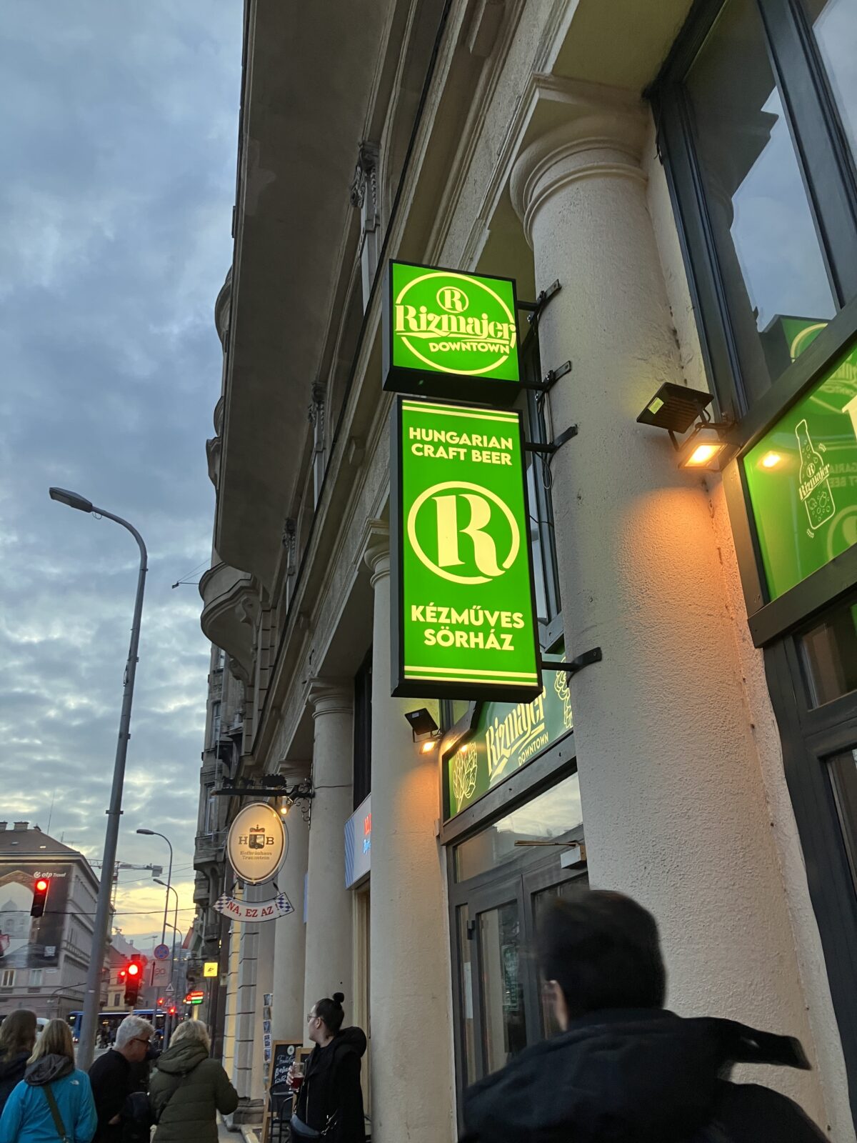 ブダペスト レストラン A Lángosos 看板