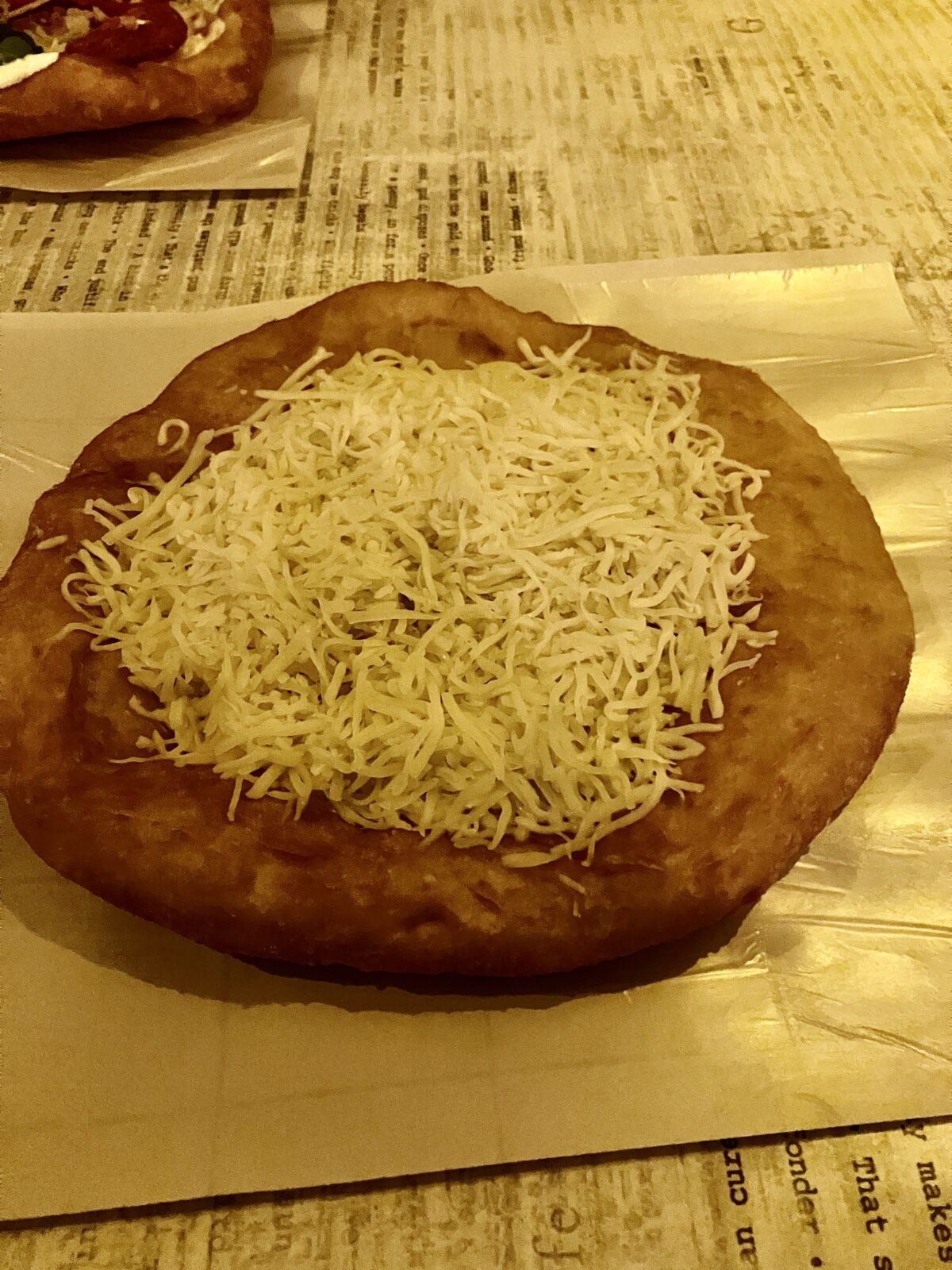 ブダペスト レストラン A Lángosos チーズラーンゴシュ