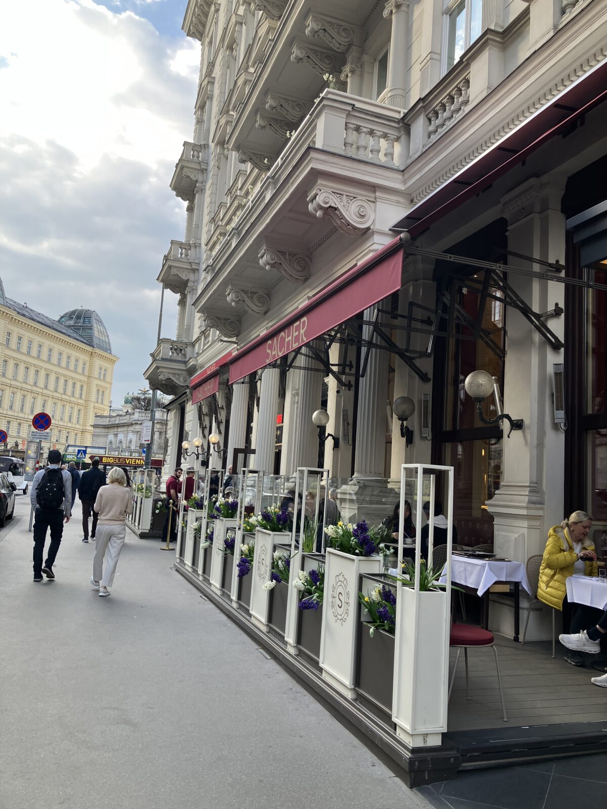 ウィーンの人気カフェ「カフェザッハー」