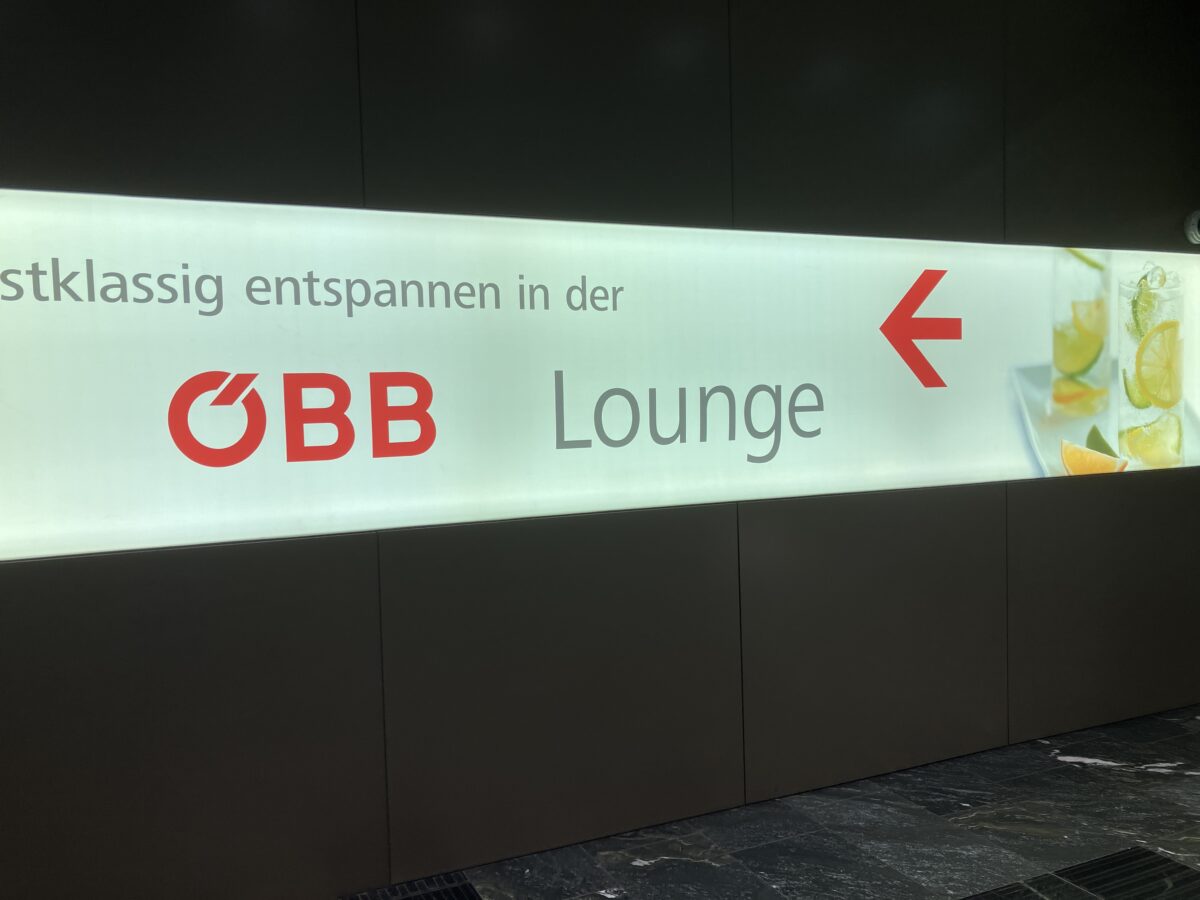 ウィーン中央駅　ÖBB　ファーストクラスラウンジ案内看板