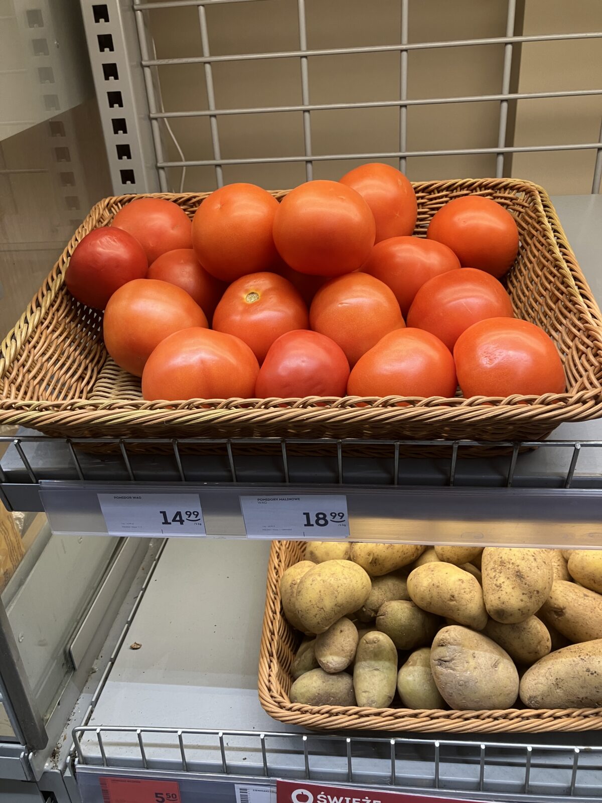 クラクフのスーパーŻabkaの野菜