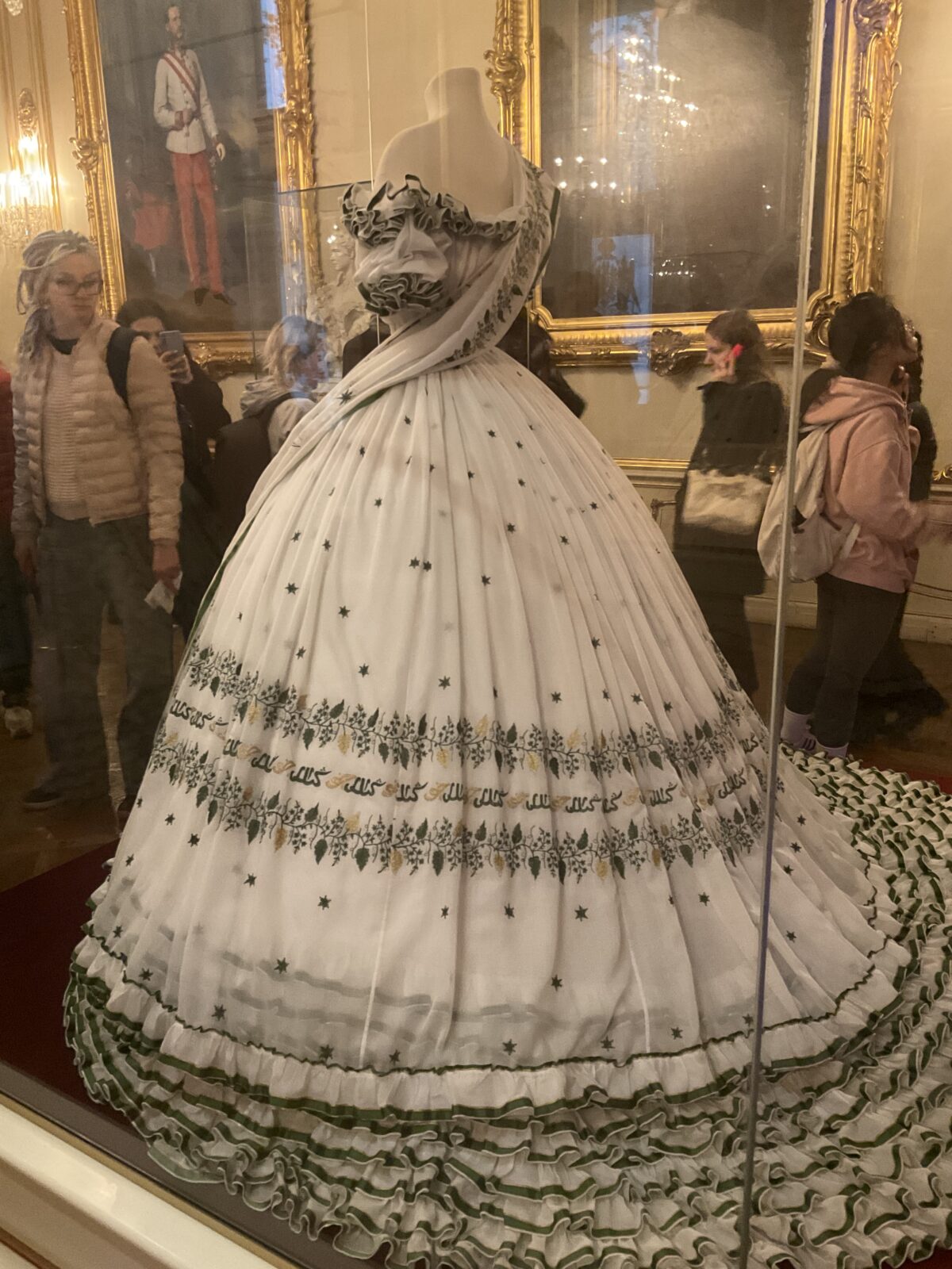 ウィーン観光・ホーフブルク宮殿内シシィ博物館