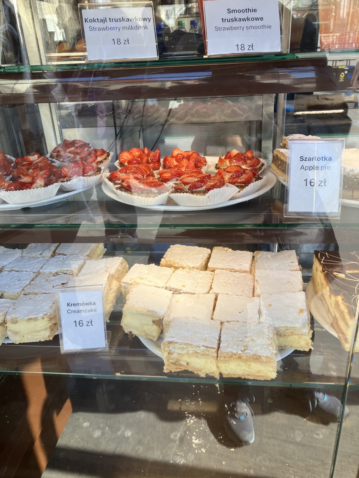 クラクフおすすめカフェのケーキショーケース
