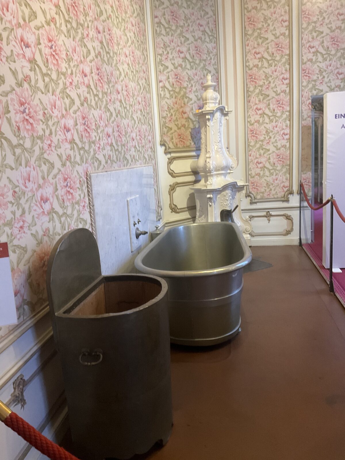 ウィーン観光・ホーフブルク宮殿内シシィ博物館