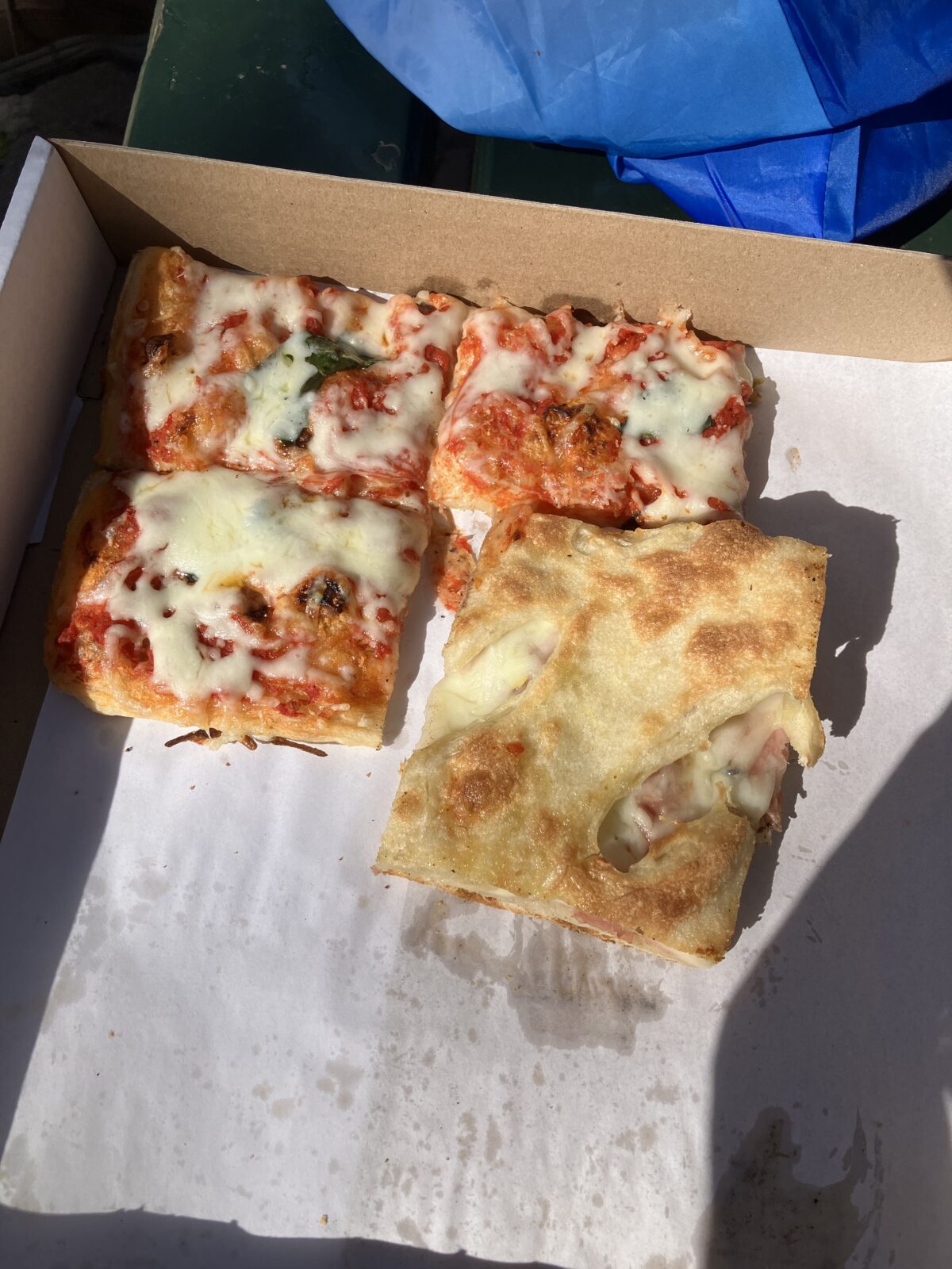 Corneu Pizzaのテイクアウトしたピザ