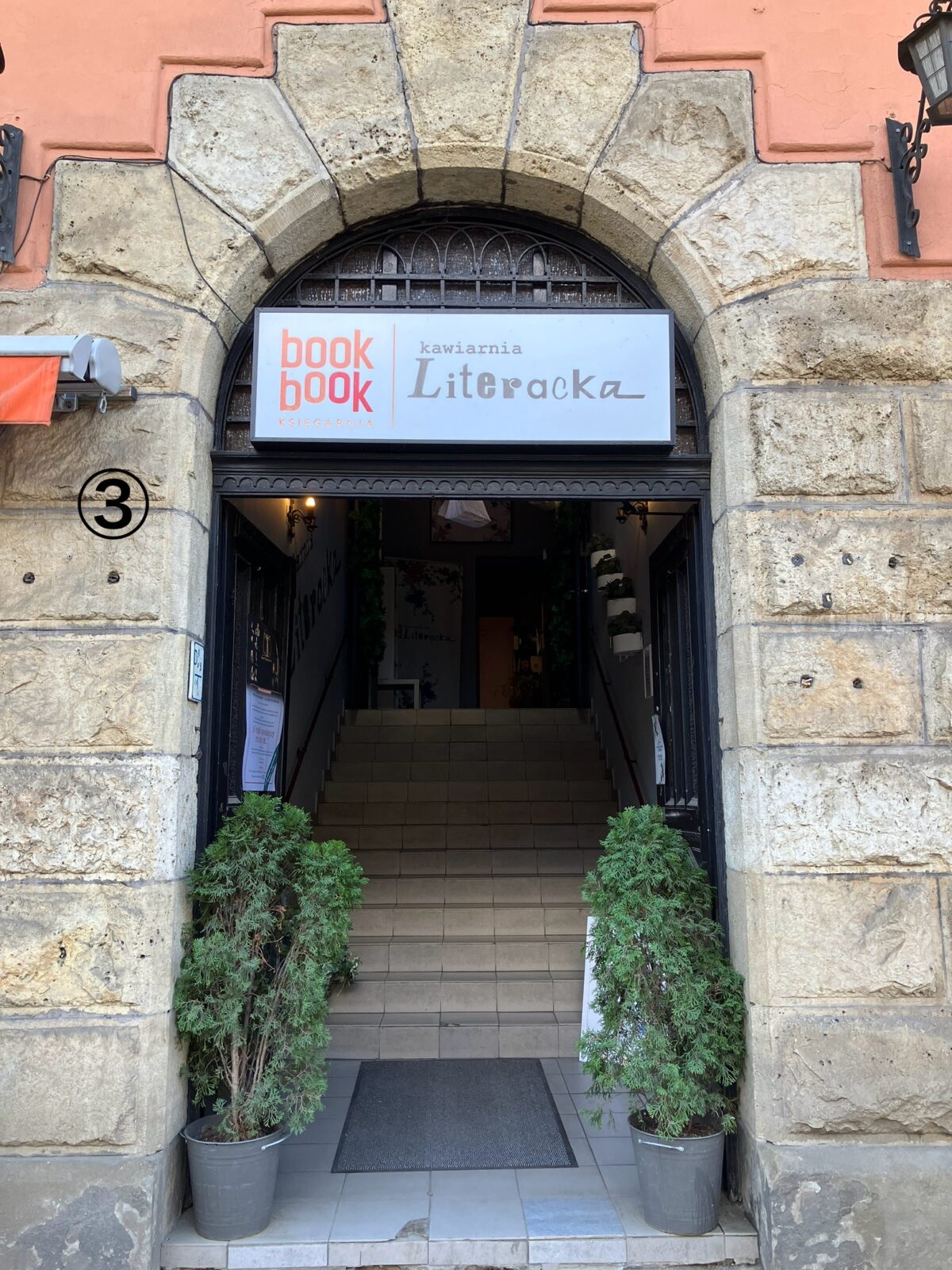 クラクフおすすめカフェKawiarnia Literacka