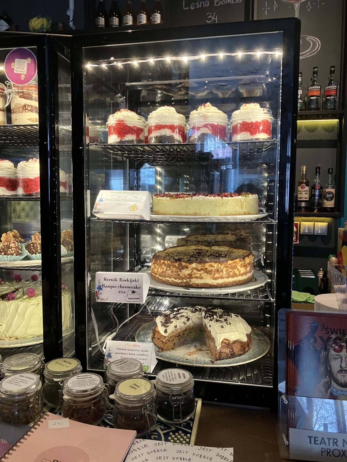 クラクフおすすめカフェKawiarnia Literackaケーキショーケース