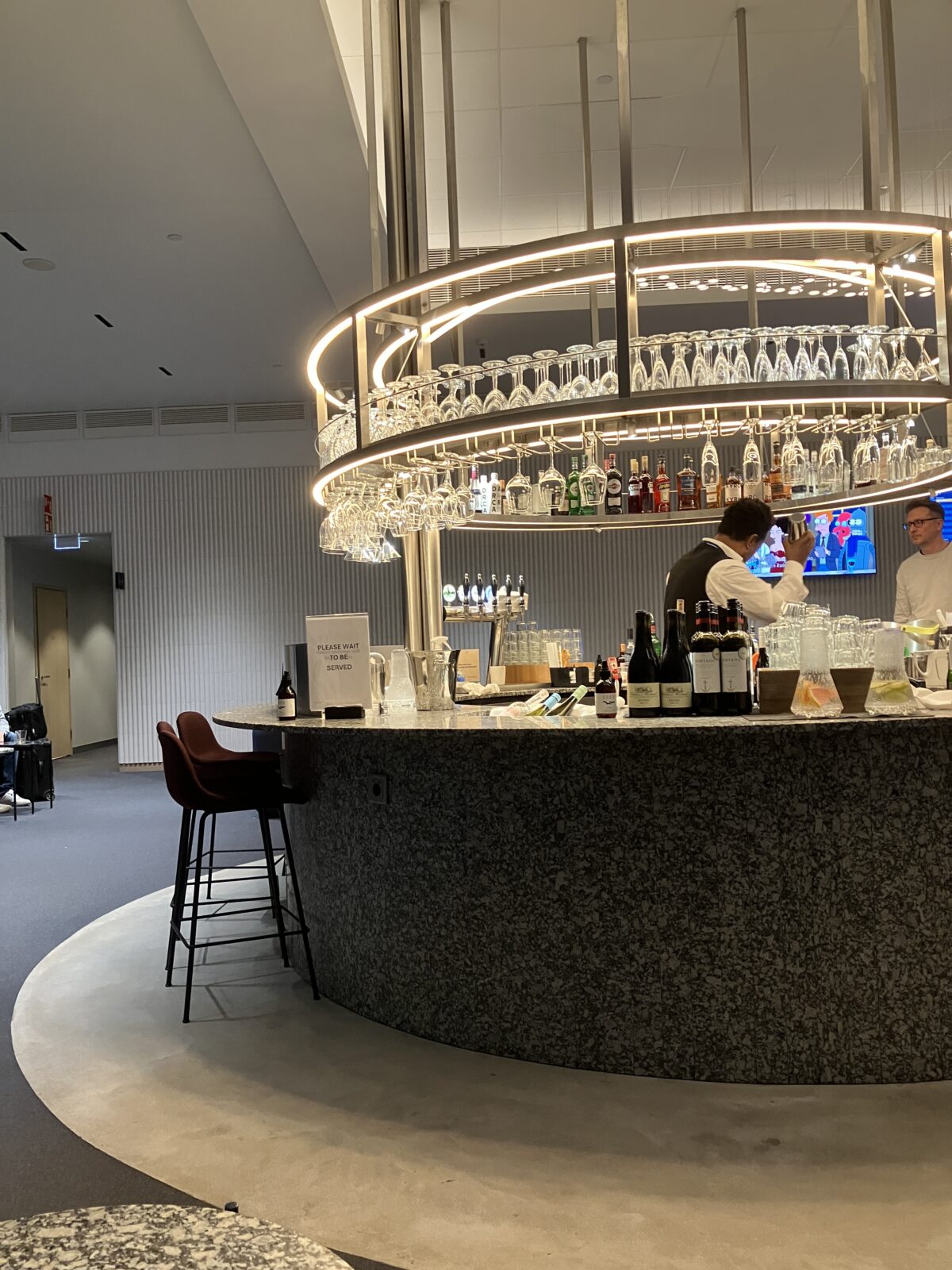 東欧旅行 空港ラウンジ　ヘルシンキ　フィンエア ビジネスラウンジ　バーカウンター