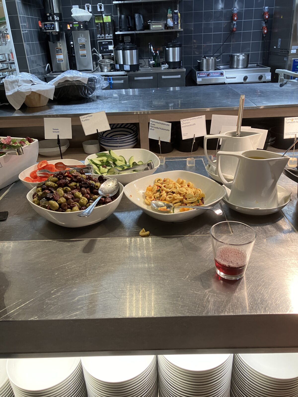 ヘルシンキ　フィンエア ビジネスラウンジ　食事
